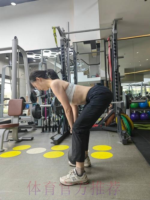 健康早间操:郑少忠带来小负重单腿臀部训练 健康早间操:郑少忠带来小负重单腿臀部训练